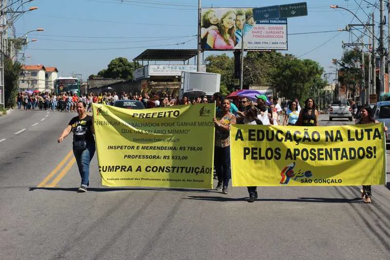  Profissionais da educação em greve foram até ao MP nesta segunda, em Santa Catarina, para denunciar o caso