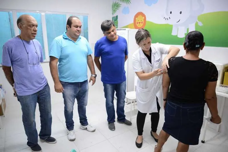 A vacinação acontece de segunda a sexta-feira, das 8h às 17h.