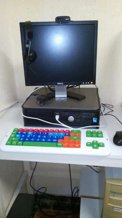 Espaço conta com bancada com seis computadores adaptados