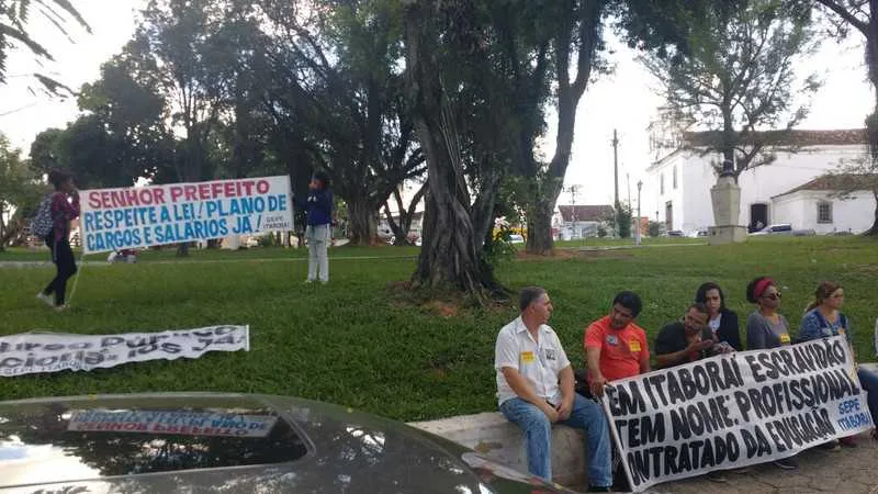 Profissionais fizeram manifestação pacífica na Praça Marechal Floriano Peixoto, no Centro