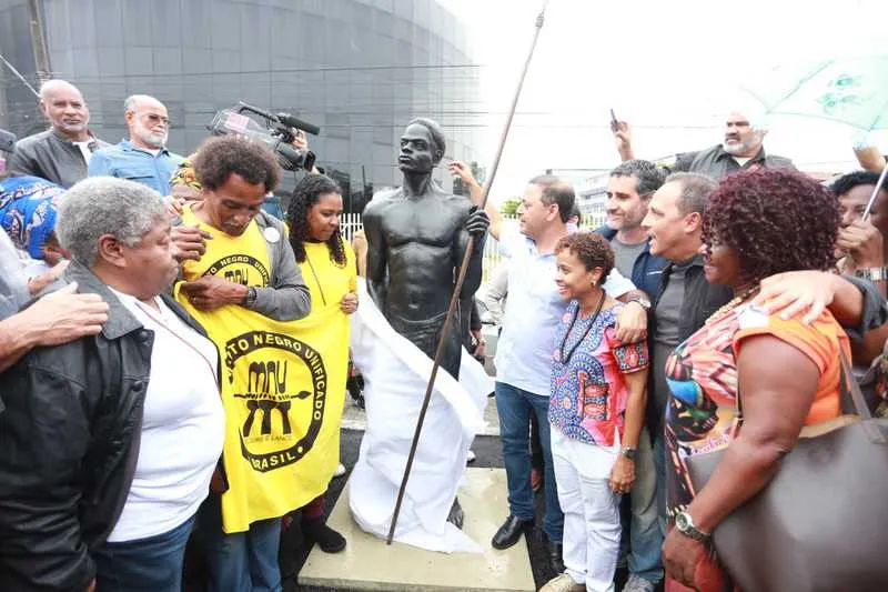 Imagem ilustrativa da imagem Niterói homenageia Zumbi dos Palmares com estátua no Gragoatá