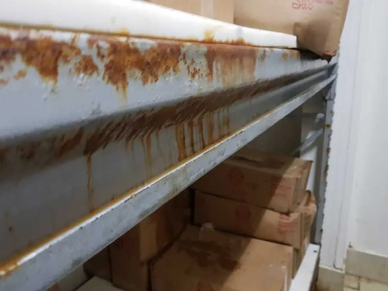 Um dos mercados estavam com prateleiras enferrujadas na câmara de salgados.