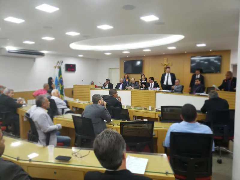 Vinte e quatro vereadores estiveram presentes e votaram a favor