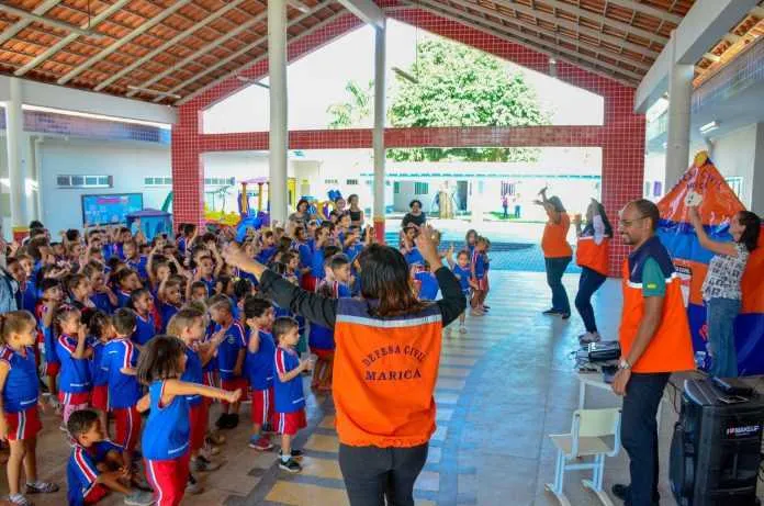 Técnicos da Prefeitura realizaram atividades lúdicas com crianças de escola, que fica em Inoã