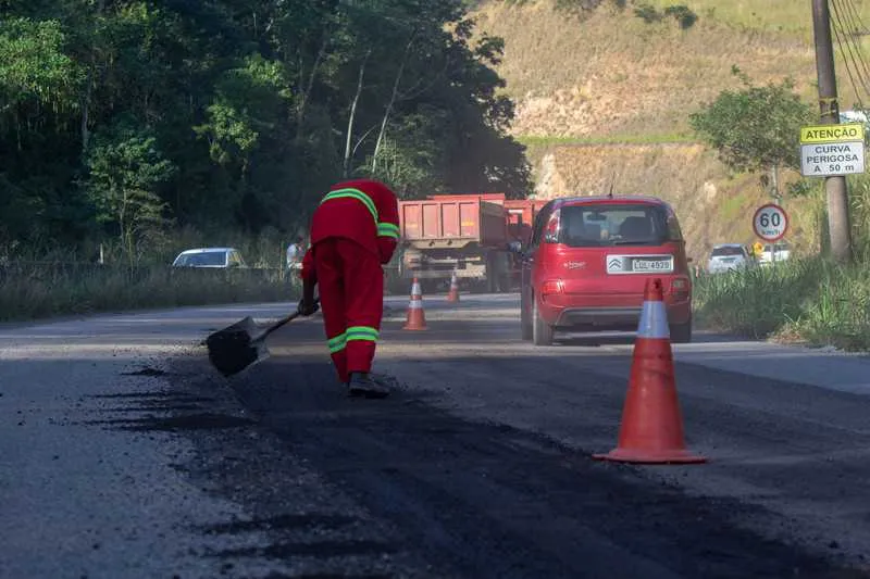 O asfalto está sendo colocado entre Inoã e Calaboca