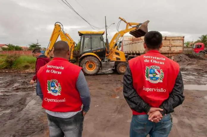 Segundo agentes da Prefeitura, em uma das construções havia uma família, que foi notificada