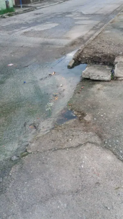 Há calçadas irregulares, buracos e bueiros entupidos 