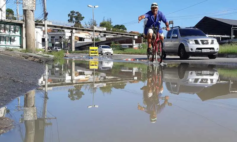 Vazamento começou na manhã de ontem segundo moradores