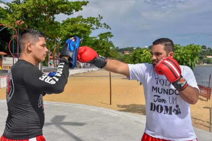 Pugilista de Maricá, Dom Garcia (D), se prepara para luta internacional da Divisão dos Cruzadores 