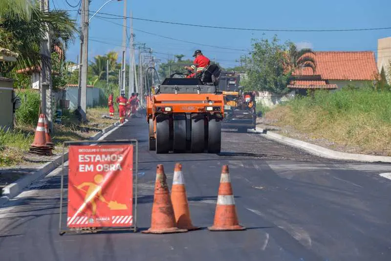 Obras estão acontecendo em vias públicas do bairro de Itaipuaçu