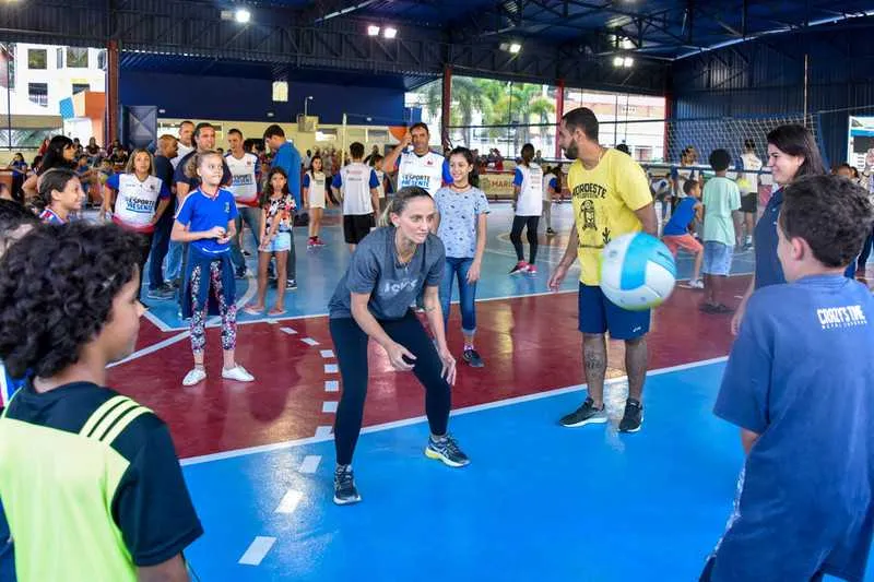 Imagem ilustrativa da imagem Bicampeã olímpica de voleibol, Fabi ensina o esporte para alunos, em Maricá