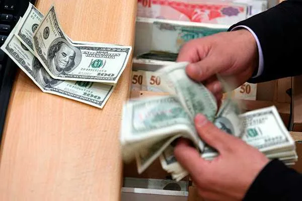 Imagem ilustrativa da imagem Brasileiros 'abrem o bolso' nas compras no exterior