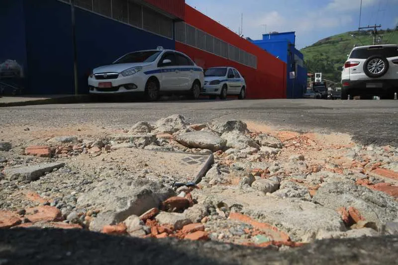 Moradores são surpreendidos com cascalhos que foram deixados na Rua Ari Barroso 