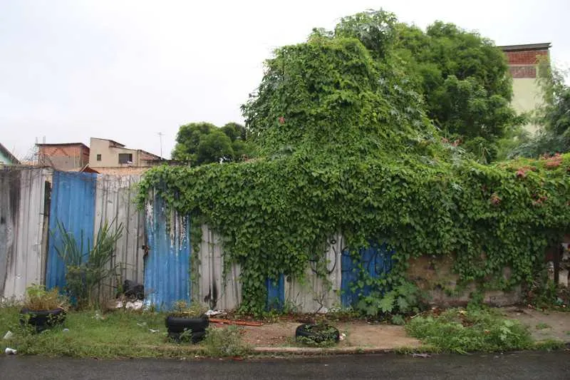 Moradores afirmam que lugar está abandonado há cinco anos