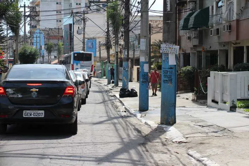 É fácil observar em vias de grande circulação, como na Rua Salvatori, a falta dos equipamentos