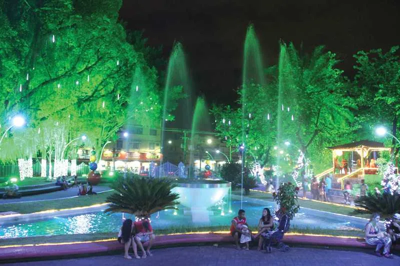 
Neste sábado, tem a chegada do Papai Noel na Praça Zé Garoto