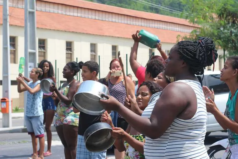 >> Moradores fizeram protesto cobrando da Prefeitura a construção de uma creche e de uma escola