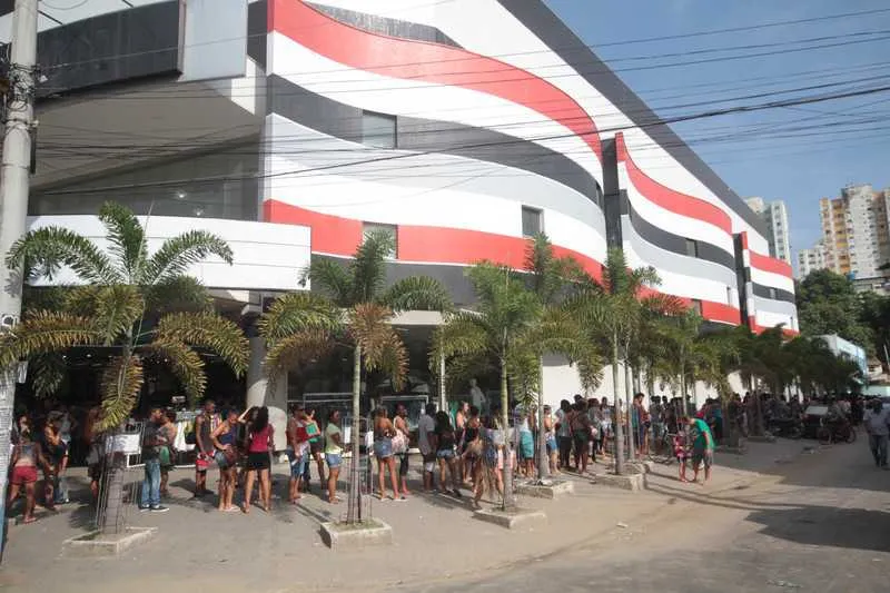 >> Moradores de S. Gonçalo enfrentaram filas enormes e demora de até 4 horas para conseguir a vacina contra a febre amarela