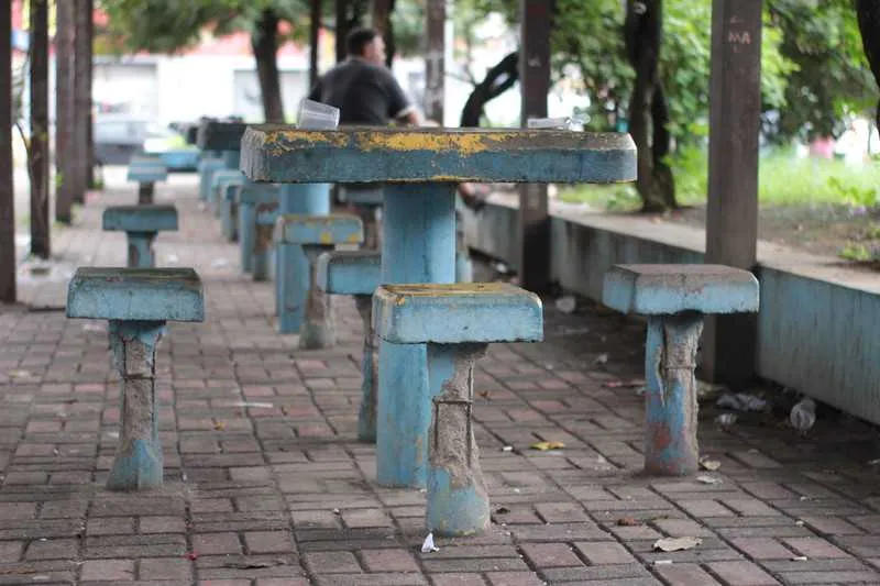 Os monumentos estão pichados e o mato crescendo na praça