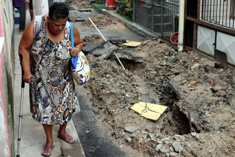 Vazamento de esgoto e buracos deixam moradores revoltados