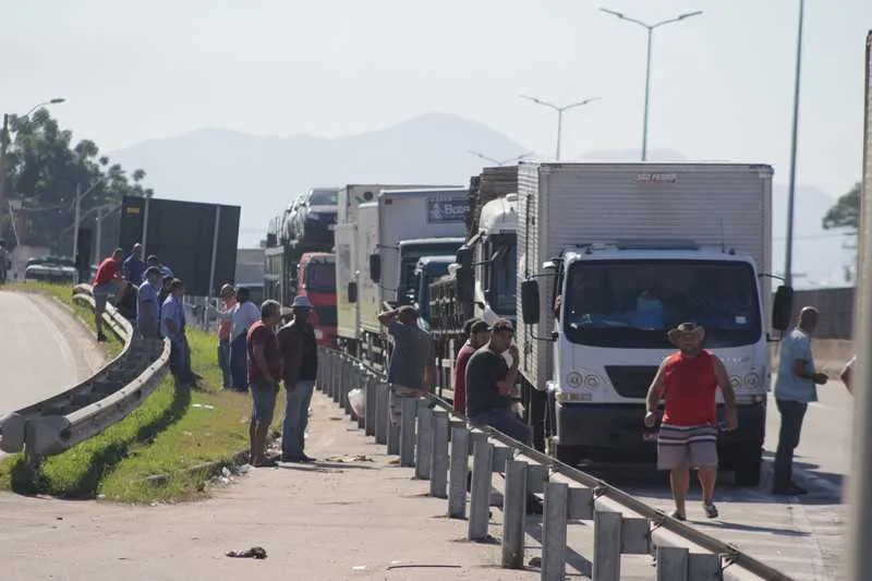 Trabalhadores ocuparam o acostamento da rodovia