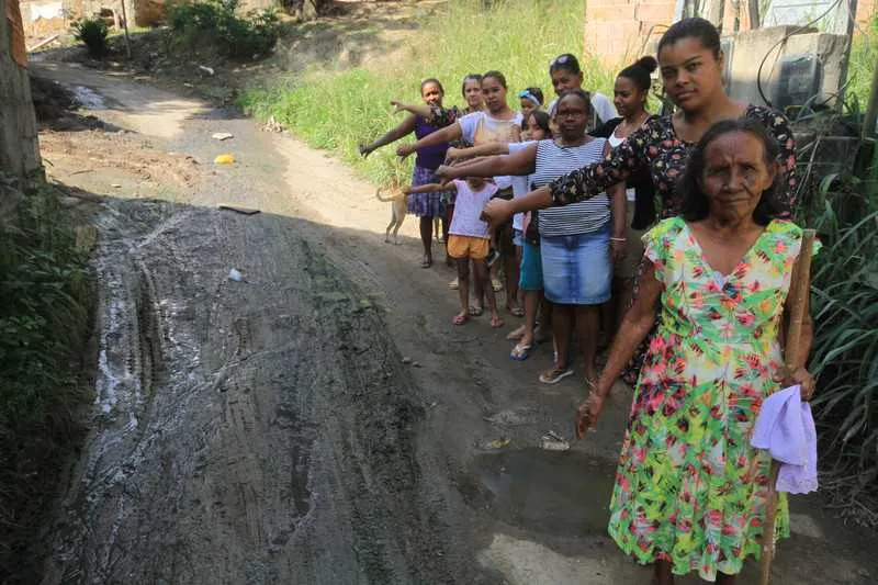 Esgoto corre a céu aberto na Eugênio Borges, às margens da RJ-106