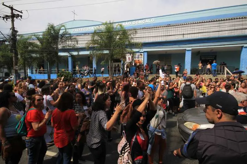 Após assembleia nesta quarta, que decidiu pela continuidade da greve, categoria realizou passeata