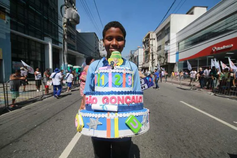 O secretário municipal de Esporte Lazer, Joaquim de Oliveira; e a reitora da Universidade Salgado de Oliveira (Universo), Marlene Salgado de Oliveira, prestigiaram o desfile do 128º aniversário de São Gonçalo