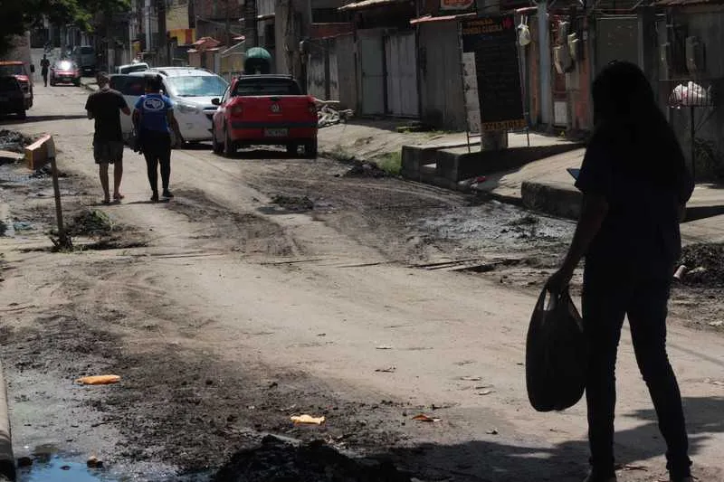  Após as chuvas, a rua fica tomada pela lama e mau cheiro