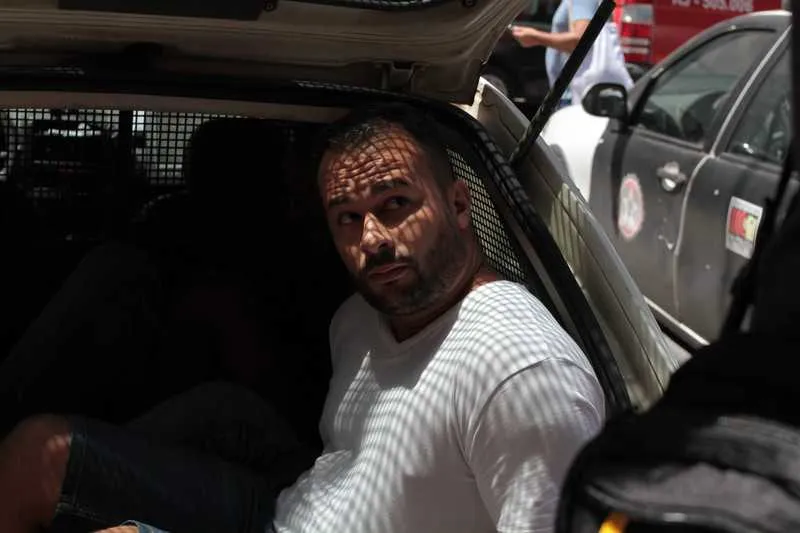 Ainda de acordo com a polícia, os criminosos da quadrilha que o acusado participava abordavam vítimas e transportavam carga para veículos próprios