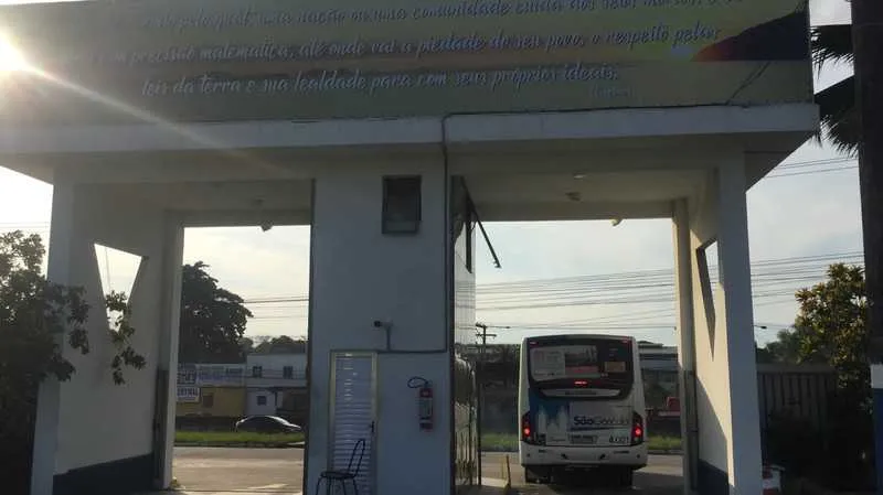 Dois ônibus levaram familiares e amigos de Schumaker ao cemitério 