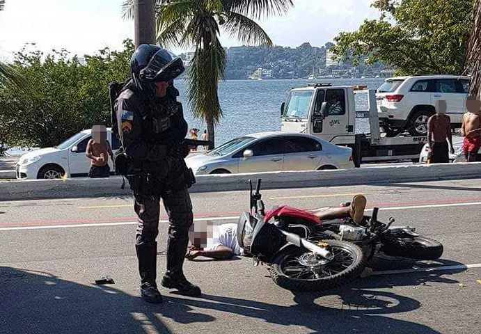 24 01 2019 Bandido fura blitz é alvejado por policiais do 12 BPM