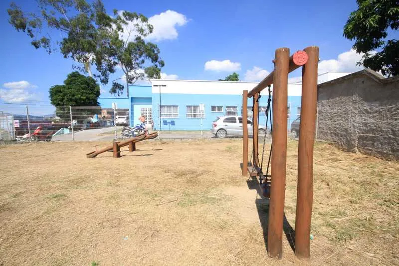 A área de lazer estava tomado pelo mato na semana passada