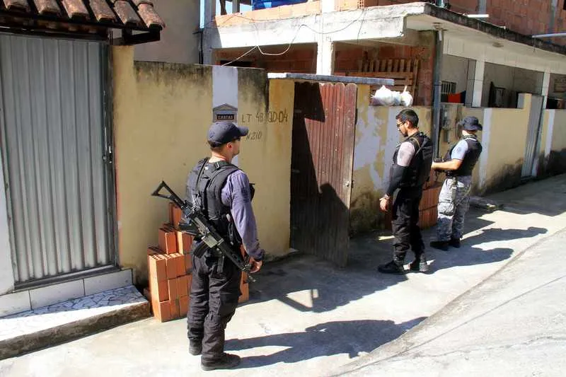  Duas vítimas não identificadas foram encontradas com marcas de tiros em ruas próximas no Jóquei