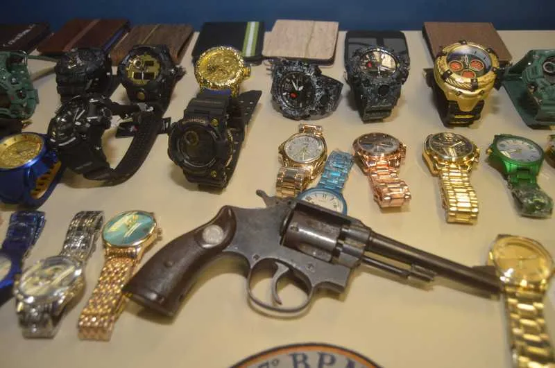 Com os dois acusados, os policiais militares apreenderam vários relógios, carteiras e roupas