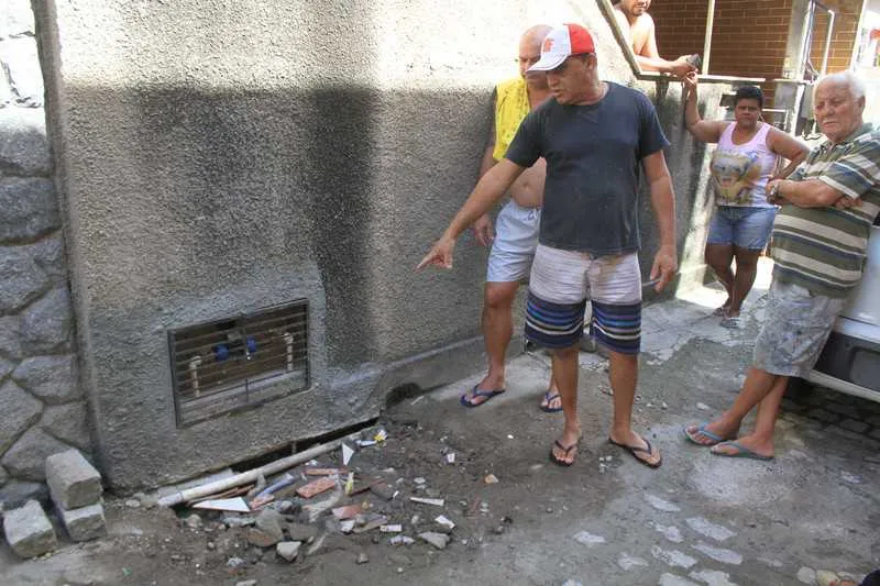 Moradores contam que o vazamento começou após a Cedae instalar um hidrômetro no local
