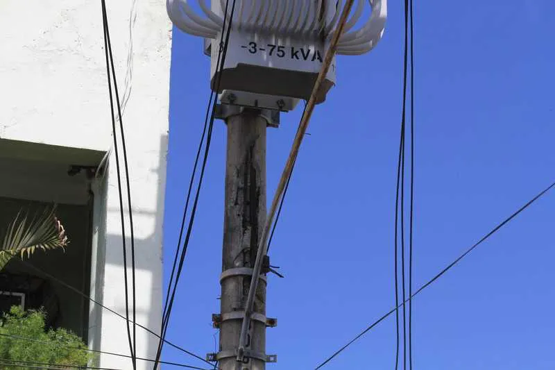 Postes em condições precárias ficam em rua no Porto da Madama