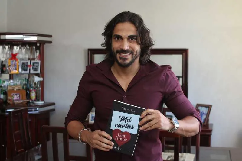 Dayvis Fos se encontrou na literatura e lança primeira obra