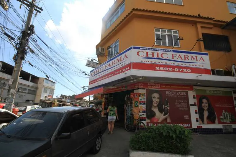Ladrão estava com uma pistola e foi flagrado pelas câmeras de segurança