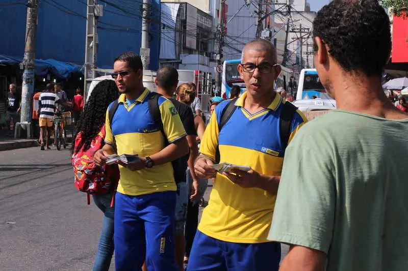 Os funcionários distribuíram panfletos em Alcântara