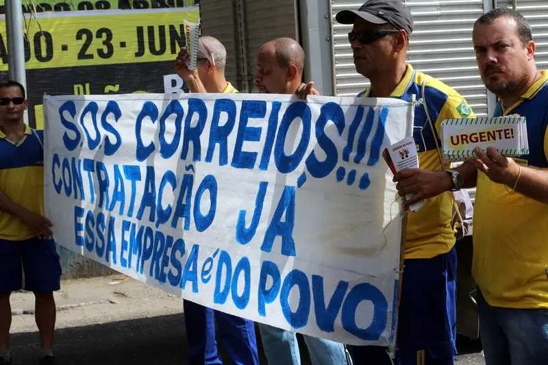 Funcionários realizam um protesto na última segunda