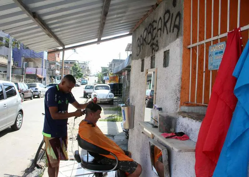 Barbeiro monta salão na esquina de Trindade SG