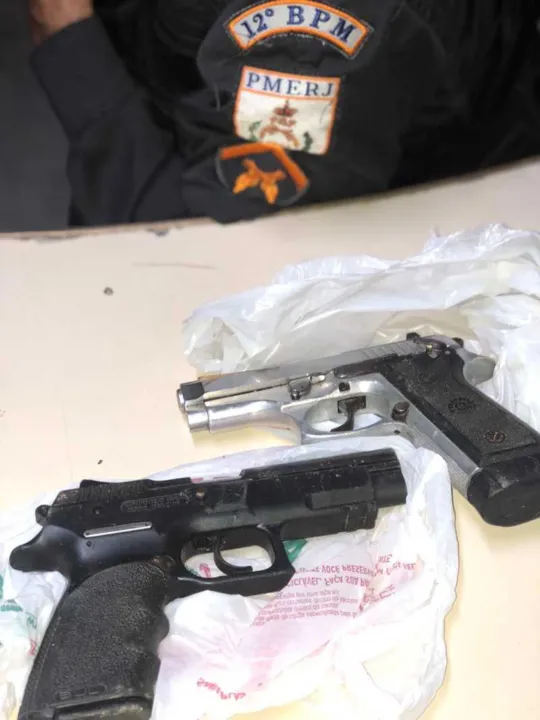 Homem estava com duas pistolas
