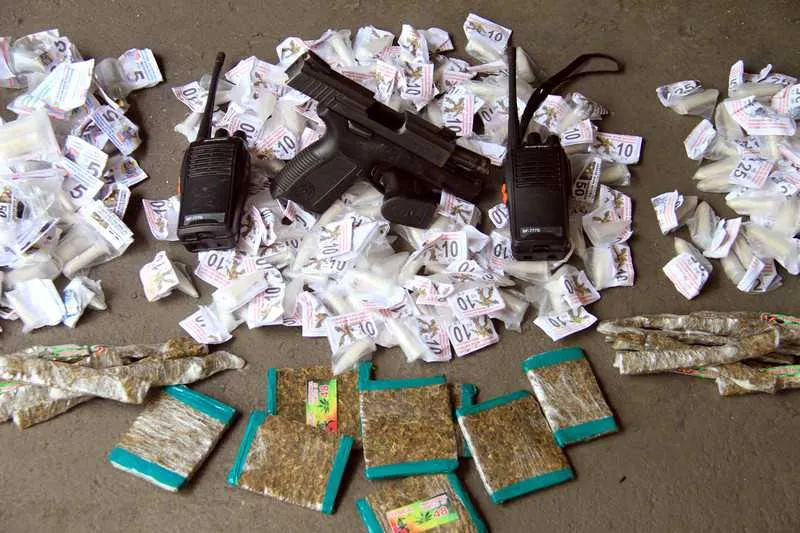 Arma e drogas foram apreendidas durante confrotno na favela do Brejal 