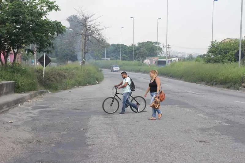 Imagem ilustrativa da imagem Sem passarelas, pedestres se arriscam na RJ-104