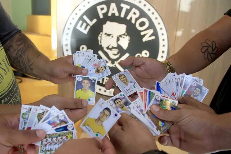 A barbearia El Patron no Centro de São Gonçalo também virou ponto de troca de figurinhas