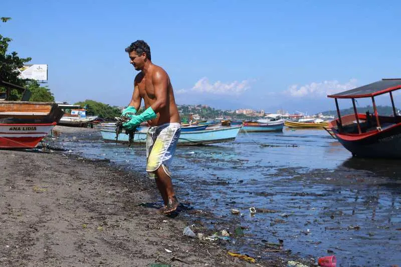  Fábio Cabral, quase todos os dias, faz o recolhimento do lixo que aparece na orla da Praia