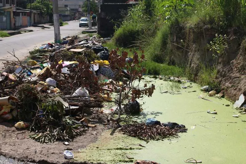 São toneladas de detritos que causam mau cheiro no local