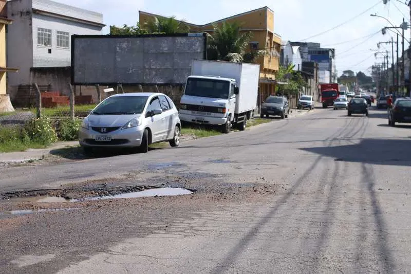 Verdadeiras ‘crateras’ no bairro Trindade trazem prejuízos