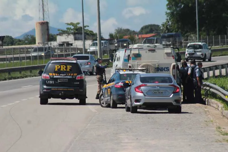 >> Logo após o tiroteio, os policiais rodoviários federais estiveram no local para dar apoio aos seguranças e tentar prender os ladrões